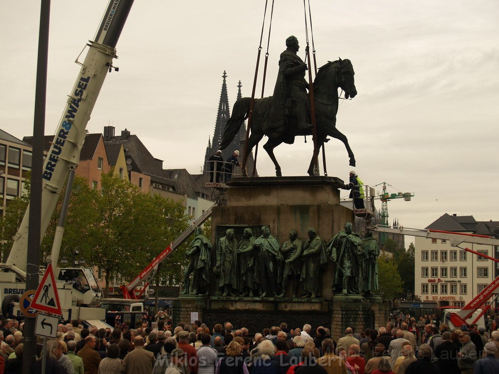 Reiterdenkmal kehrt zurueck auf dem Heumarkt P57.JPG